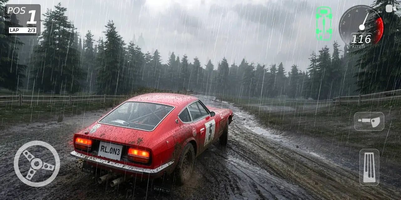 Carro de ralis a percorrer um troço de floresta à chuva no Rally One