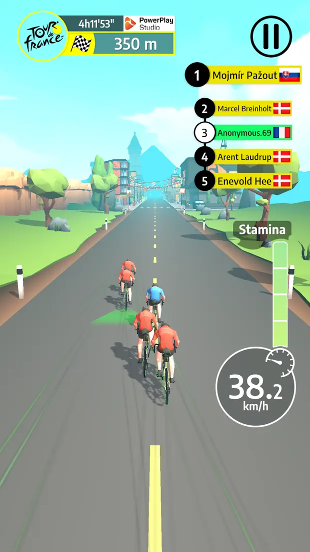 Pelotão de ciclistas em fila numa estrada de campo no Tour de France Cycling Legends