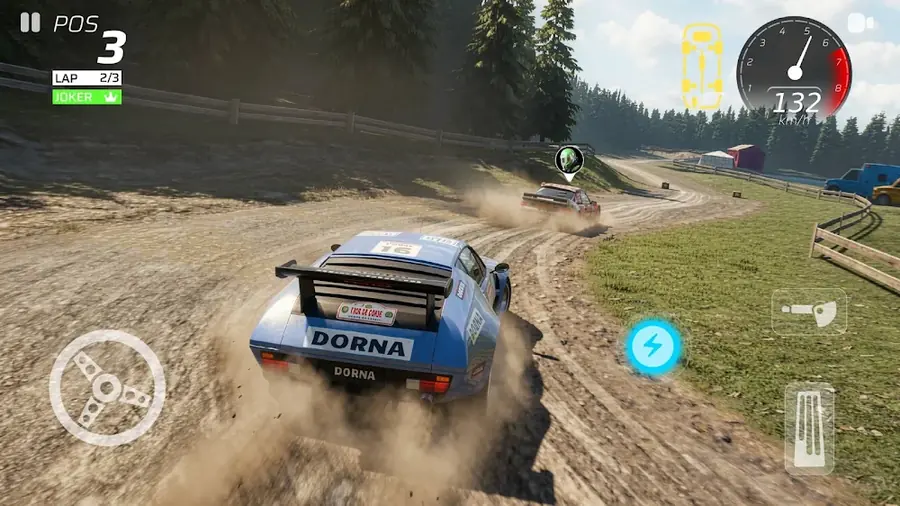 Carro azul de rallycross a derrapar num troço de gravilha no Rally One