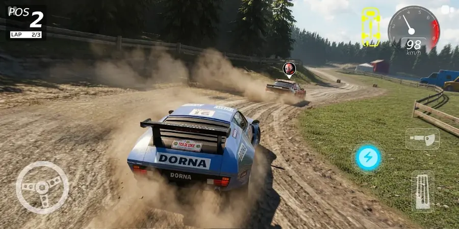 Carro de rallycross a sair de uma curva envolto em poeira no Rally One