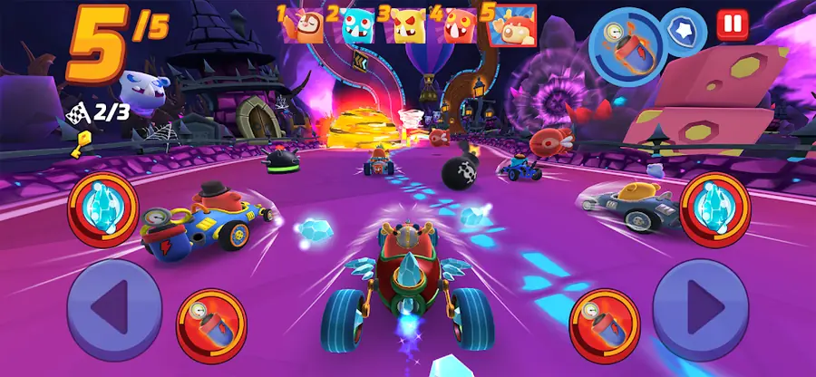 Pista nocturna iluminada com karts em disputa no Starlit Kart Racing